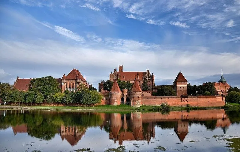 Gdańsk i Malbork: Jak łatwo dojechać między tymi miastami?