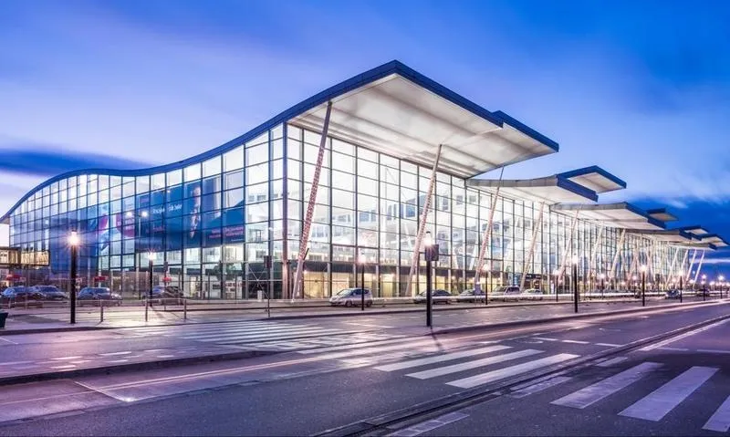 Jak dojechać z dworca we Wrocławiu na lotnisko? Praktyczny przewodnik