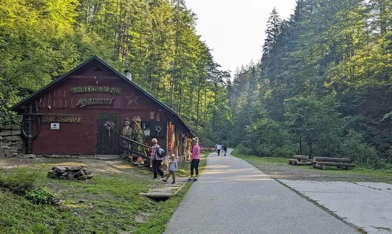 Jak dotrzeć do malowniczej doliny Białej Wisełki? Przewodnik dla turystów