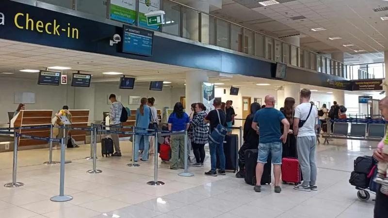 Jak długo trwa oczekiwanie na bagaż rejestrowany na lotnisku?