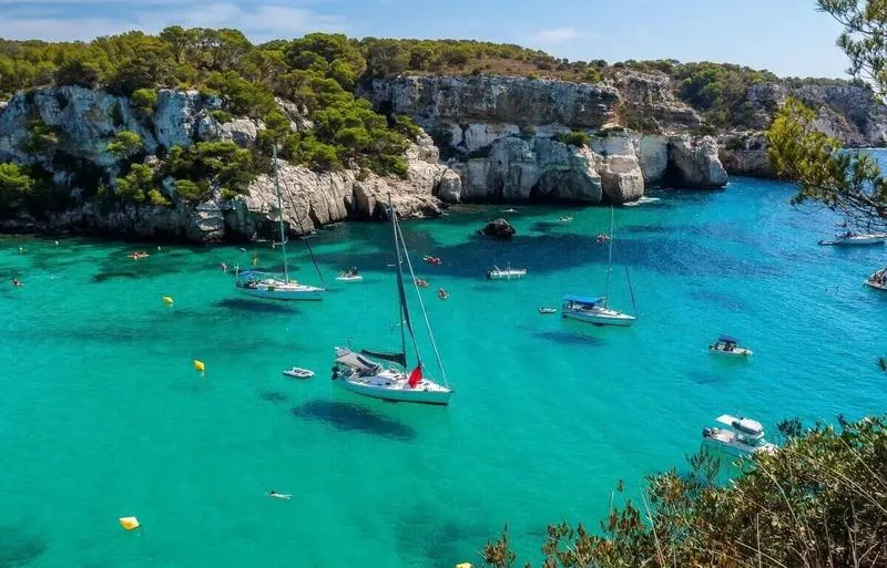 Jak długo trwa podróż z Warszawy na Minorkę? Odkryj odpowiedź!