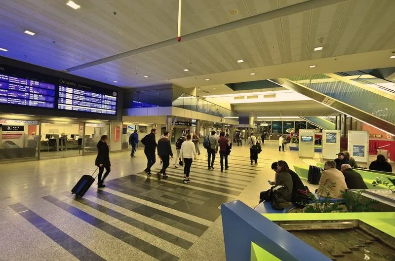 Jak najlepiej dojechać na dworzec PKP Kraków? Praktyczny przewodnik