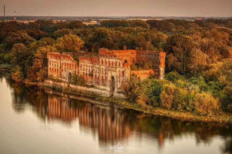 Jak szybko i wygodnie dojechać z PKP Modlin na lotnisko?