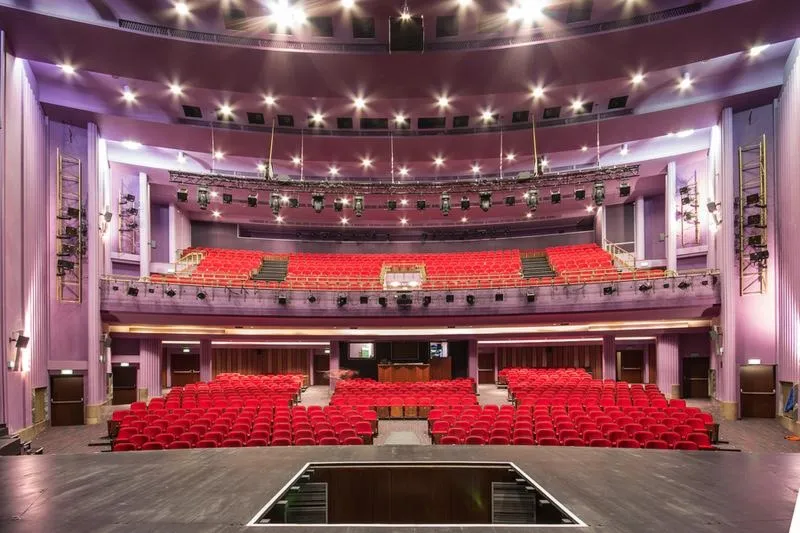 Odkryj najłatwiejsze sposoby, jak dojechać do teatru muzycznego w Łodzi