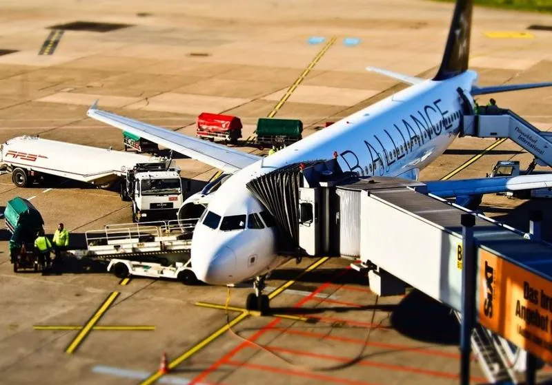 Praktyczny przewodnik: Jak przebukować bilet na samolot bez stresu