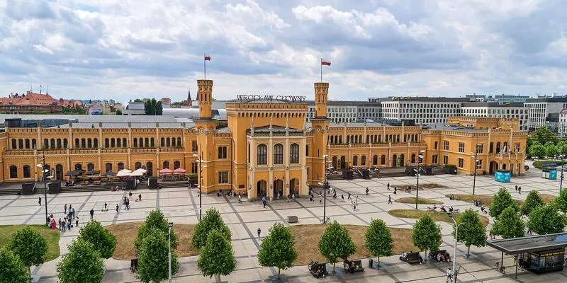 Przewodnik: Jak dojechać na dworzec PKP Wrocław w łatwy sposób