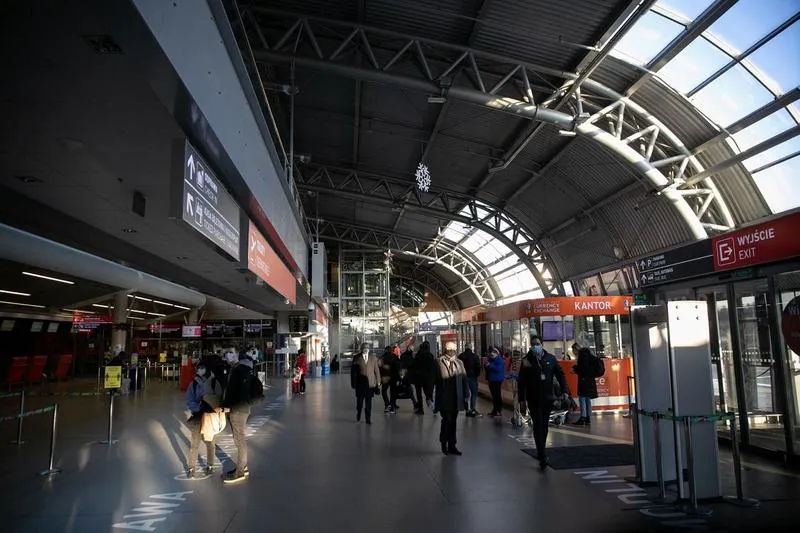 Sprawdzone sposoby na dojazd z lotniska Modlin do Warszawy