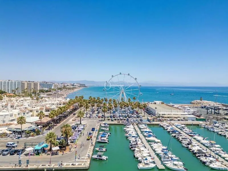 Transport publiczny vs prywatne transfery Malaga